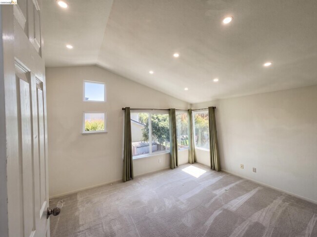 Building Photo - 70 Seabreeze Dr