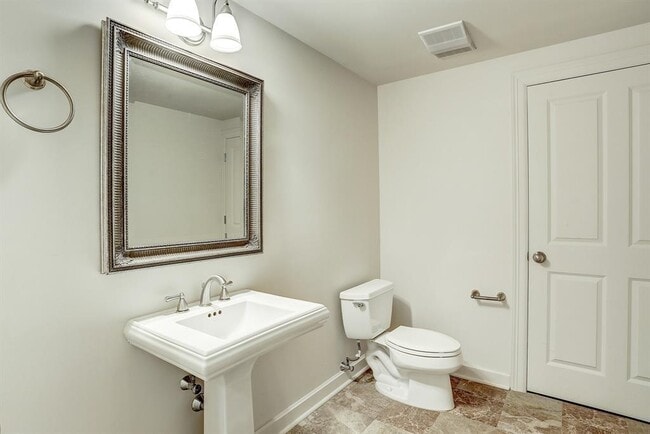 Building Photo - 914 N Main St