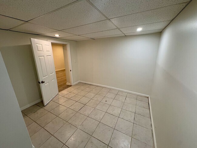 Building Photo - Charming & Cozy Ranch with Spacious Backya...
