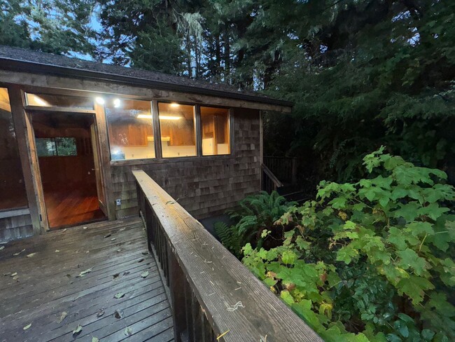 Building Photo - Custom Redwood Home near Moonstone Beach