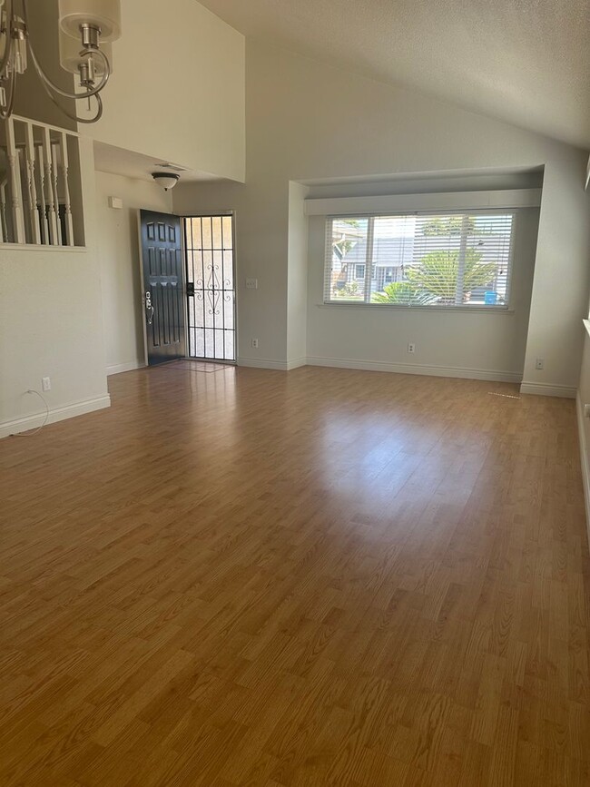 Building Photo - 4 Bedrom 2.5 baths Beauty