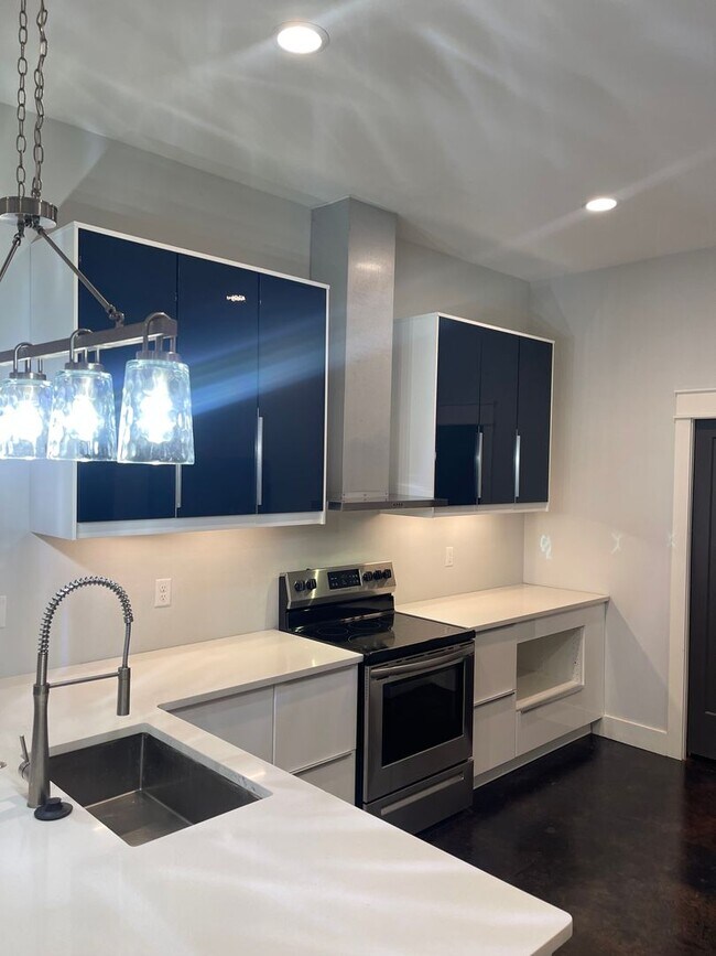 Building Photo - *****L@@K AT ME - 3 BR/2 BA BRYANT DUPLEX FOR RENT*****