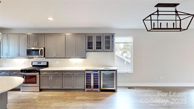 Building Photo - 208 Walnut Ave