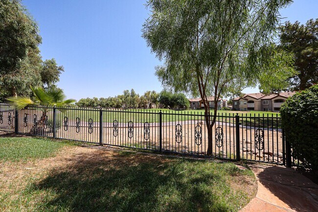 Building Photo - Stunning 3 bedroom, 2.5 bathroom Gold Cour...