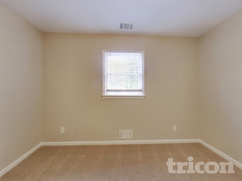 Building Photo - 2339 Country Club Dr SE