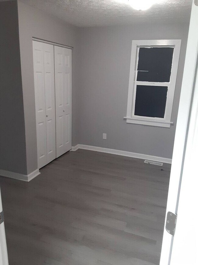 Building Photo - LEASING SPECIAL - MOVE IN BY 1/1/2026 AND RECEIVE 2ND MONTH OF RENT FREE Charming updated 2 br 1 ...