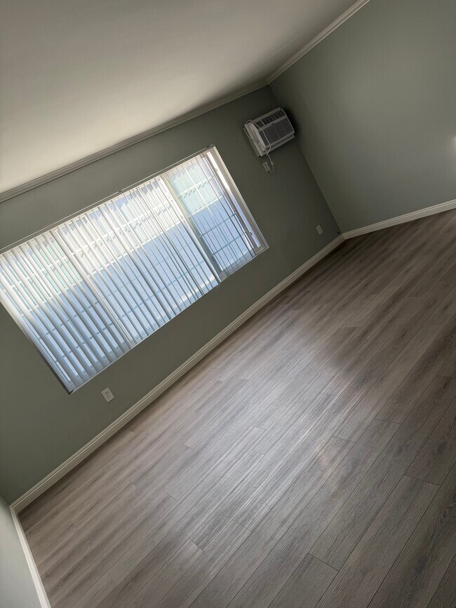 Building Photo - 6928 Woodley Ave