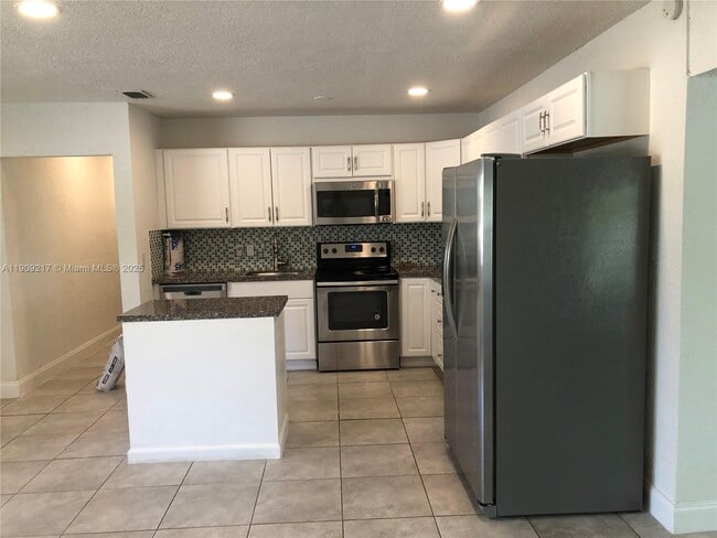 Building Photo - 1625 NW 9th Ave