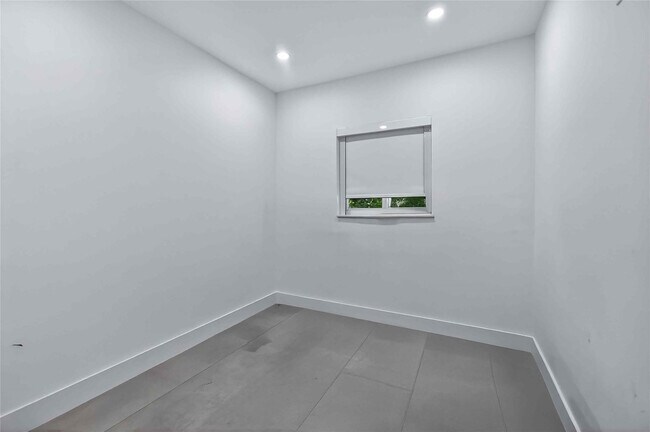Building Photo - 2733 SW 15th St