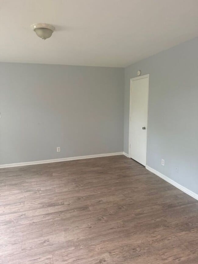 Building Photo - Three Bedroom Apartment in Norfolk