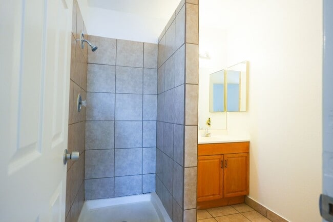 Building Photo - Updated 4 Bedroom / 2 Bathroom Home in Las Vegas