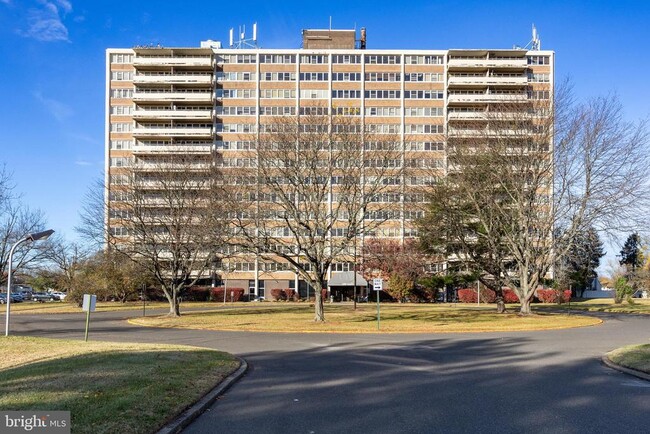 Building Photo - 202 Barclay Towers