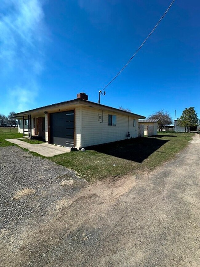 Building Photo - Updated home in Henley School District