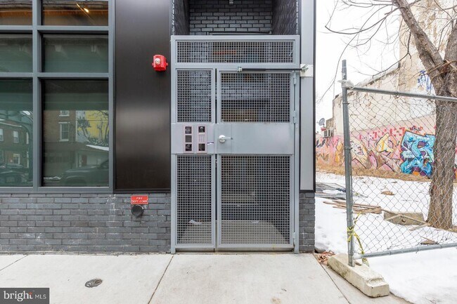 Building Photo - 2440 Kensington Ave
