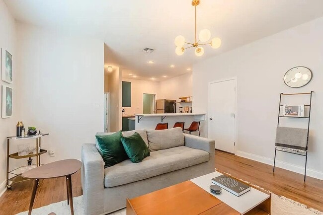 Building Photo - 1704 S Akard St