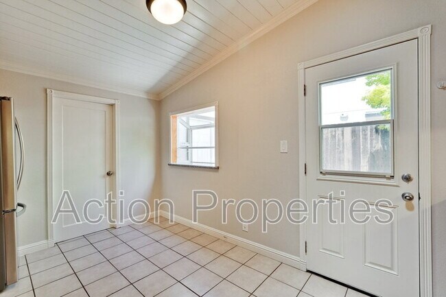 Building Photo - 1125 Burgoyne St