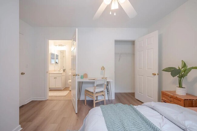 Building Photo - Available now. Great 2 BR/2 BA PARTIALLY FURNISHED Home in Meridian Place!