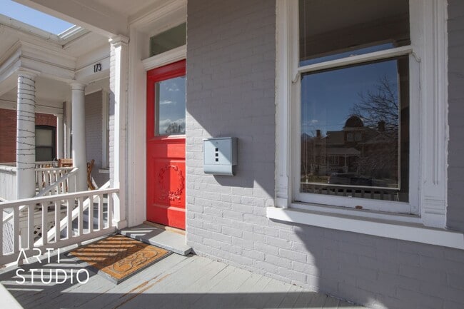 Building Photo - 4 Bed 2 Bath Salt Lake Home For Rent!