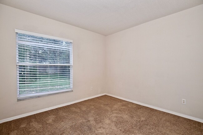 Building Photo - Spacious 3/2 Home with a 2 Car Garage Located in Lake Crescent Pines - Clermont