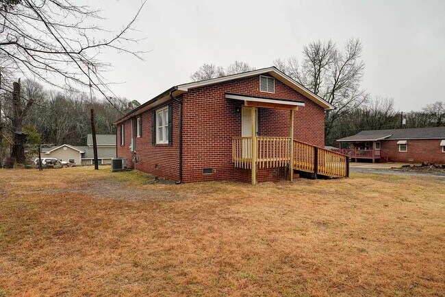 Building Photo - 421 sharpe st woodruff sc