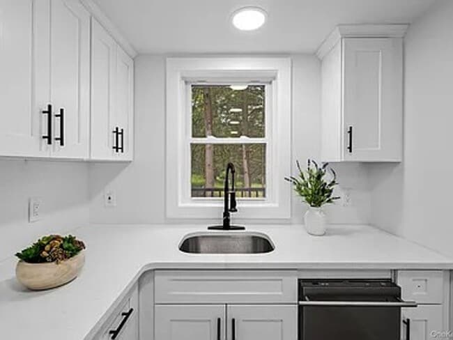 Building Photo - Fully Renovated 3BR Retreat on Highland La...