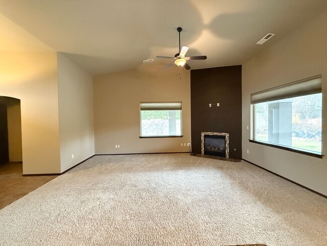 Building Photo - 4 bed 2 Bath off Keene