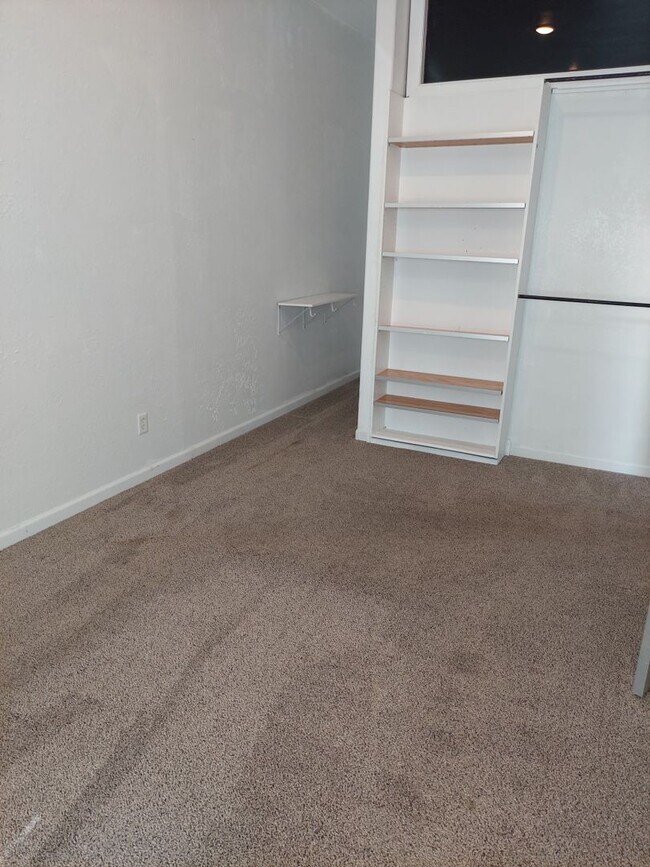 Building Photo - r221-7