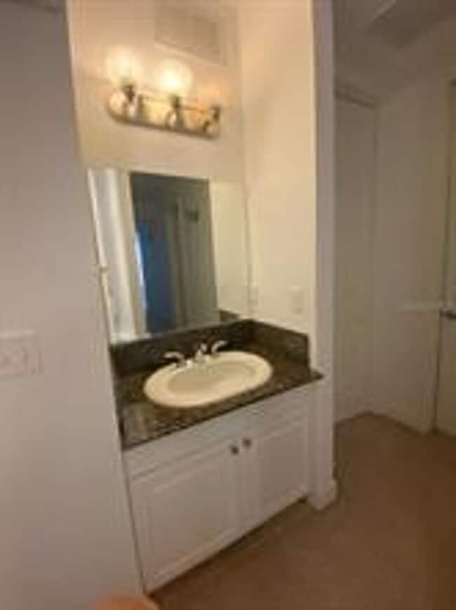 Building Photo - Kissimmee Townhome