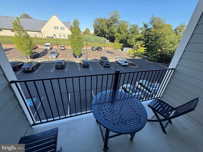 Building Photo - 200 N Sycamore St