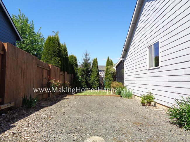 Building Photo - 405 Lavender St