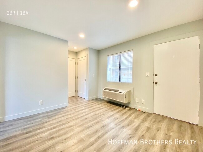 Building Photo - 1537 N Kenmore Ave