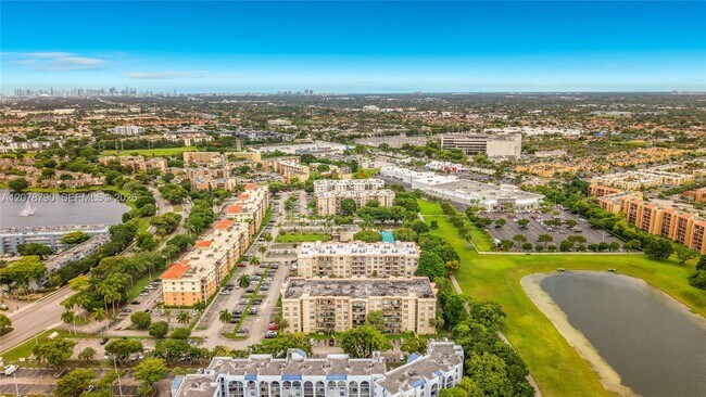 Building Photo - 9350 Fontainebleau Blvd
