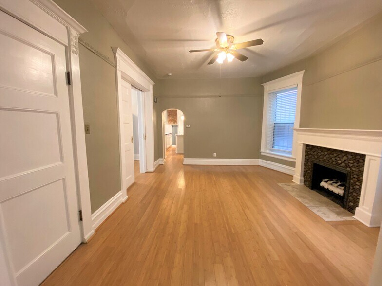 Building Photo - 1440 N Corona St