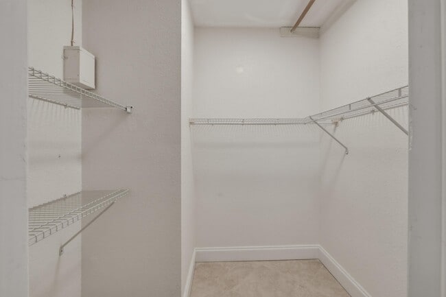 Building Photo - 681 S Hollybrook Dr