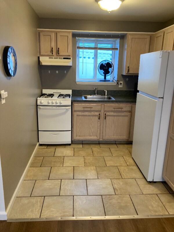 Primary Photo - 39 Knesel St