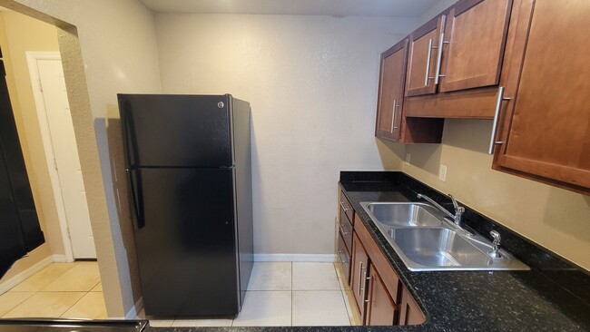 Building Photo - First Floor 1 Bedroom, 1 Bathroom Condo in...