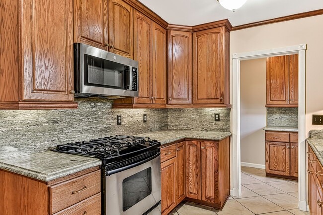 Building Photo - Expansive Three-Bedroom Home with Front and Back Yard in Long Beach AVAILABLE NOW