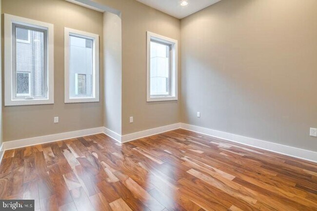 Building Photo - 826 N 3rd Street #5