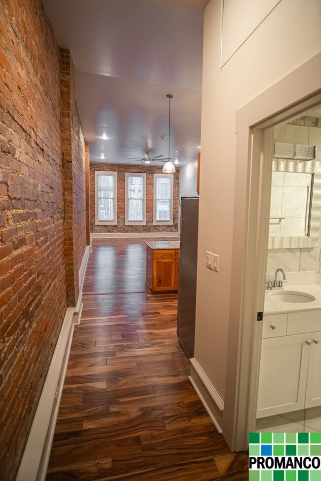 Building Photo - Downtown Luxury Loft Apartment