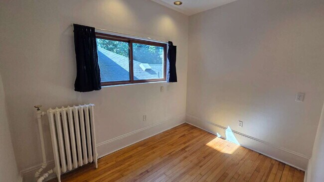Building Photo - 3 bed - 1 bath One block from Grand Ave in St. Paul