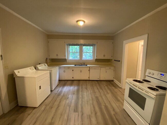 Building Photo - 2-Story Duplex Located in Concord!