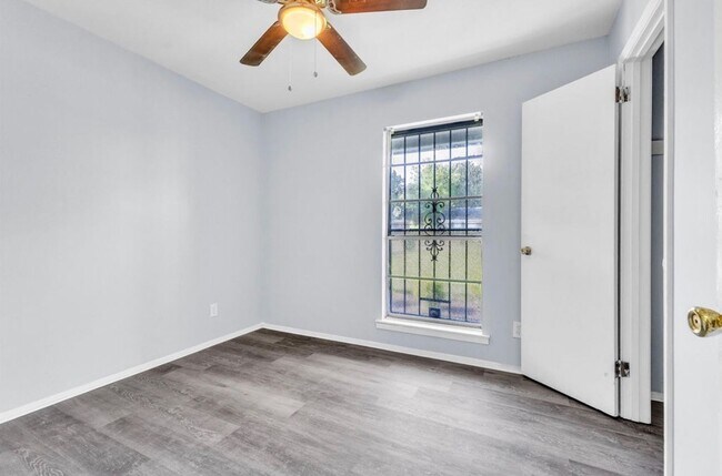 Building Photo - 701 Southlawn Dr