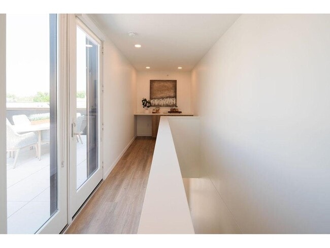 Building Photo - 9 West Dr