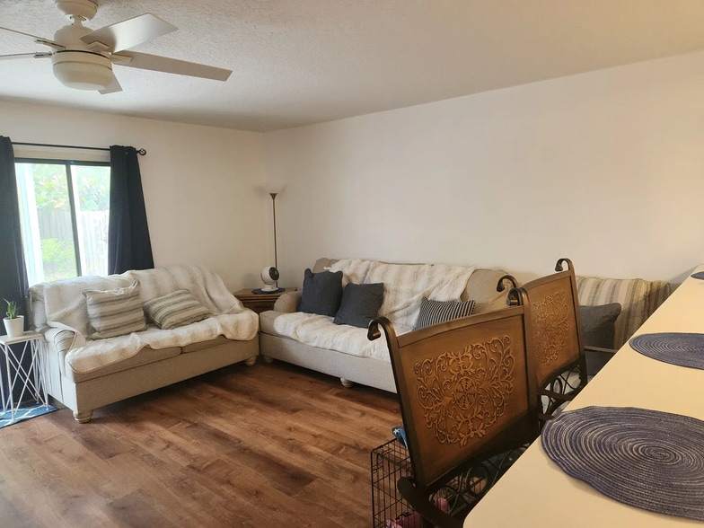 Building Photo - 2448 Carriage Ct