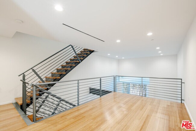 Building Photo - 1220 N Orange Grove Ave
