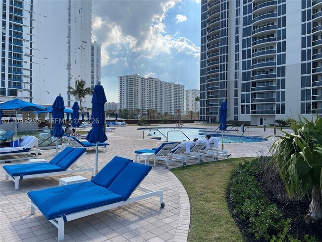 Building Photo - 17555 Collins Ave