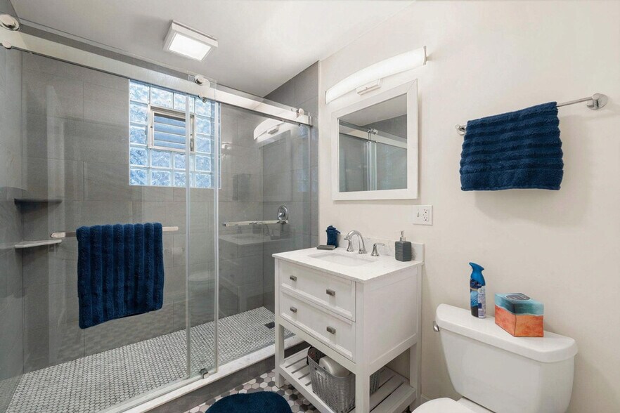 Building Photo - 6229 N Wayne Ave