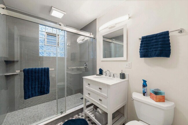 Building Photo - 6229 N Wayne Ave