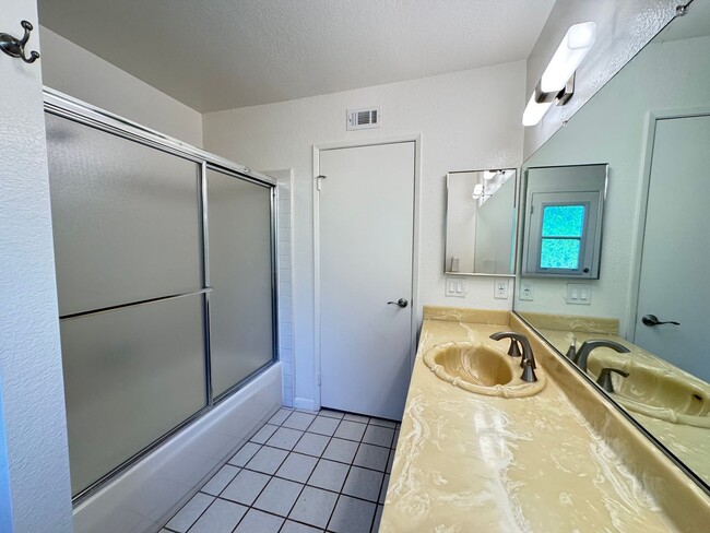 Building Photo - Beautifully Maintained 4Bd/2Ba Home w/Large Back Yard and Fruit Trees!