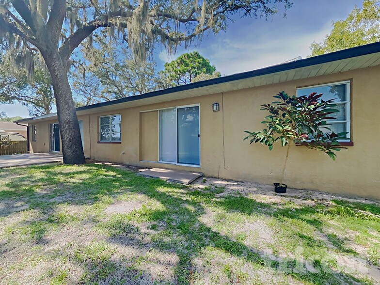 Building Photo - 1009 Jamaica Way